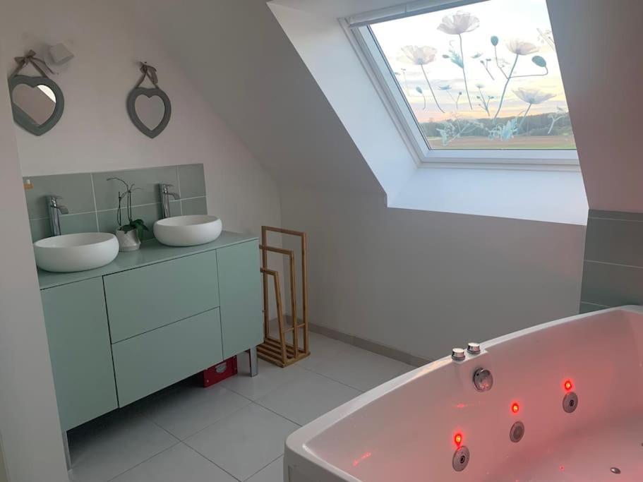 Maison Individuelle, Campagne, 3 Chambres, Baignoire Balneo 2 Places Genech Exterior foto